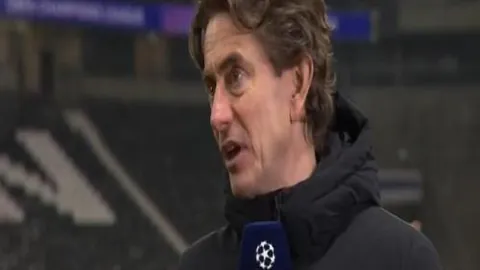 荷兰队37场比赛加克波打入21球，紧追亨特拉尔纪录。